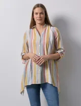 Camisa larga de rayón marca Robert Louis, con estampado a rayas verticales en tonos coral y blanco. Tiene cuello con solapa, abertura central con botones, mangas largas regulables con presilla y botón, y tajos laterales.
