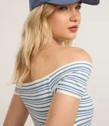 Blusa de poliamida seamless con escote recto hombro a hombro, mangas cortas y patrón de rayas horizontales.