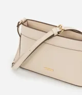 Cartera bandolera pequeña color crema, confeccionada en material sintético con cierre de cremallera y asa larga regulable.