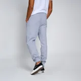 Pantalón de jogging negro con puños ajustados, cintura con cordón ajustable y escudo del Club Atlético Peñarol bordado en amarillo en el muslo izquierdo.
