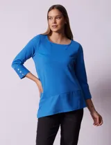 Blusa azul en tejido acanalado, marca Ruby Rd. Mangas 3/4 con abertura y botones. Terminación de ruedo asimétrico.