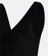 Vestido midi rojo ajustado, de punto texturizado, con escote en V y breteles medianos.