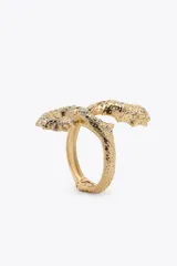 Brazalete rígido dorado con forma de corales y pequeños cristales incrustados.