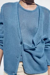 Chaqueta celeste de punto con escote en pico, manga larga y cierre frontal con botones.