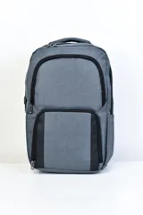 Mochila gris con múltiples compartimentos y detalles en negro, ideal para uso diario.