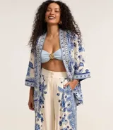 Pantalón wide leg de viscosa con estampado de arabescos en el lateral, cintura alta con elástico en la espalda y cierre con botones.