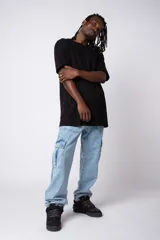 Pantalón jean celeste de corte ancho con bolsillos cargo laterales.