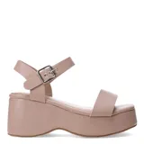 Sandalia color beige con plataforma y hebilla de ajuste en el tobillo.