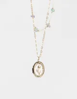 Collar corto dorado multicadena con piedras de colores y dije ovalado con una rosa esmaltada en blanco.