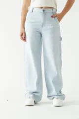 Pantalón jean celeste de corte amplio, con bolsillos tipo cargo y costuras reforzadas.