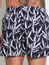 Bóxer de algodón blanco con estampado de flores pequeñas color celeste, con cintura elástica y logo de la marca en el centro.