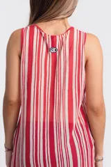 Vestido midi sin mangas con estampado de rayas verticales rojas y blancas.