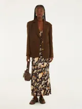 Vestido largo con estampado de hongos en tonos negro, beige y naranja, con tirantes delgados y escote en V profundo.