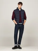 Chaleco acolchado Tommy Hilfiger color azul marino, con cuello alto, cierre de cremallera y dos bolsillos laterales.