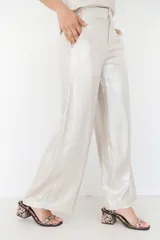 Pantalón de lino color negro, de corte palazzo y tiro alto.