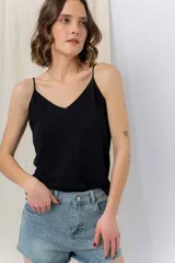 Musculosa negra de breteles finos con escote en V en el frente y espalda en U, confeccionada en tejido fluido con leve textura satinada.