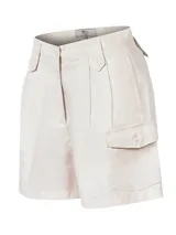 Short estilo bermuda de tiro alto color crudo, con pinzas, amplios bolsillos laterales y confeccionado en lino orgánico.