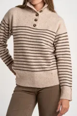 Sweater de lana y nylon, color beige jaspeado con rayas horizontales marrones oscuras. Presenta cuello alto con abertura frontal abotonada con tres botones marrones.