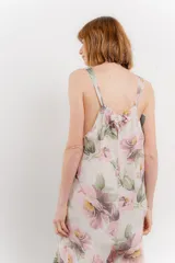 Mono largo de lino con estampado floral en tonos azules, escote en V pronunciado, tirantes anchos y bolsillos laterales.