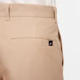 Short color beige de corte chino, con logo de Nike bordado en la pierna izquierda.