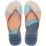Ojotas Havaianas Slim Palette Glow con base estampada con franjas de colores pastel y tiras finas color cobre.