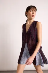 Vestido corto color beige con textura de red, escote en V y corte suelto. Incluye un vestido interior amarillo.