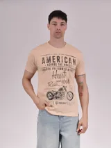 Remera beige de manga corta con cuello redondo y estampado frontal con texto "American" y dibujo de una moto.