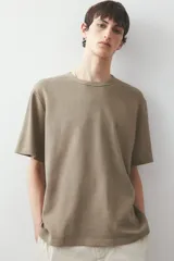 Remera color marrón claro en tejido waffle de algodón pesado, con cuello redondo ribeteado acanalado y bajo recto.