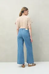 Pantalón de jean celeste de tiro alto y corte ancho.