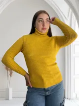 Polera amarilla de tejido de punto acanalado, con cuello alto y mangas largas.