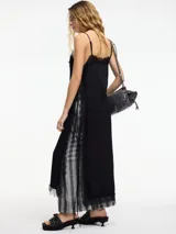 Vestido midi negro de estilo lencero con breteles finos regulables y encaje en el escote y ruedo.