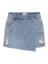 Short pollera de jean celeste con efecto lavado y detalles rotos.