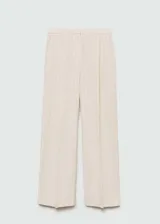 Pantalón de tiro medio con diseño a rayas verticales, corte recto y largo. Confeccionado en tejido mezcla de algodón y lino con forro interior.