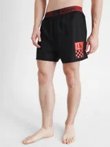 Boxer negro de algodón con cinturilla elástica distintiva de Calvin Klein y diseño simple.