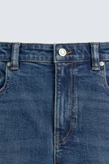 Pantalón de jean azul oscuro, corte skinny, largo cropped y efecto lavado.