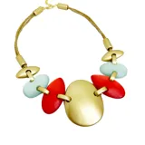 Collar corto con piezas ovaladas unidas con eslabones dorados, combinando dorado, coral y turquesa.