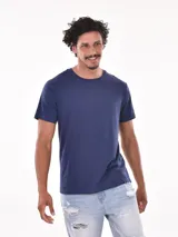 Remera de algodón color azul, de corte clásico con cuello redondo y manga corta.