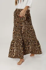 Pollera larga con estampado animal print, corte ajustado a la cadera y volado en el ruedo.