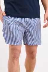 Short de baño a rayas verticales azules y blancas.