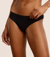 Conjunto de lencería color piel, compuesto por un corpiño tipo top con breteles finos y una bombacha tipo bikini.