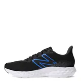 Championes de running New Balance modelo 411 V3, color negro con logo azul y suela blanca. Confeccionados en malla y material sintético, con entresuela de EVA y almohadillas de goma para mayor amortiguación.