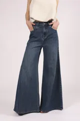 Pantalón de jean azul oscuro, de corte wide leg.