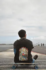 Remera color arena de algodón con cuello redondo y mangas cortas. Estampado frontal con tres hongos rojos y la palabra "Tuya" debajo.