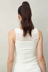 Top negro sin mangas de tejido acanalado con transparencias lineales en el escote.