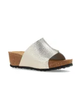 Sandalia de cuero color borgoña, con plataforma de corcho y suela de goma.