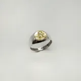 Anillo de plata con aplique de oro con la figura de un ángel querubín.