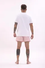 Remera blanca de manga corta con cuello redondo y bolsillo en el pecho.