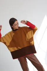 Sweater mostaza con diseño abstracto en tonos marrones, cuello redondo y corte holgado.