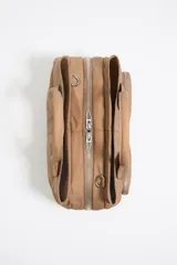 Bolso bandolera color crudo con doble asa de mano y correa bandolera ajustable y extraíble. Tiene dos bolsillos frontales con cierre y logo de la marca en el frente.