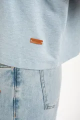 Remera gris jaspeado de corte oversize y mangas cortas.